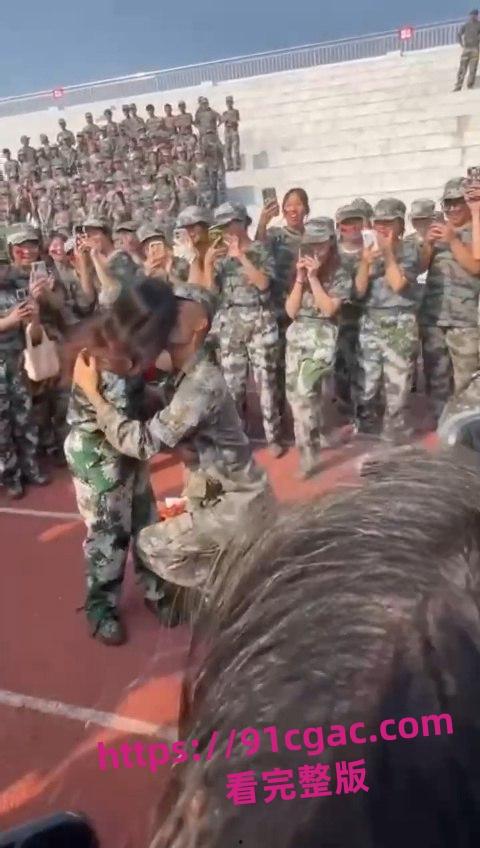 教官跪地表白女大学生抱住猛亲 相识不到半个月 成功忽悠单纯小女生！-7