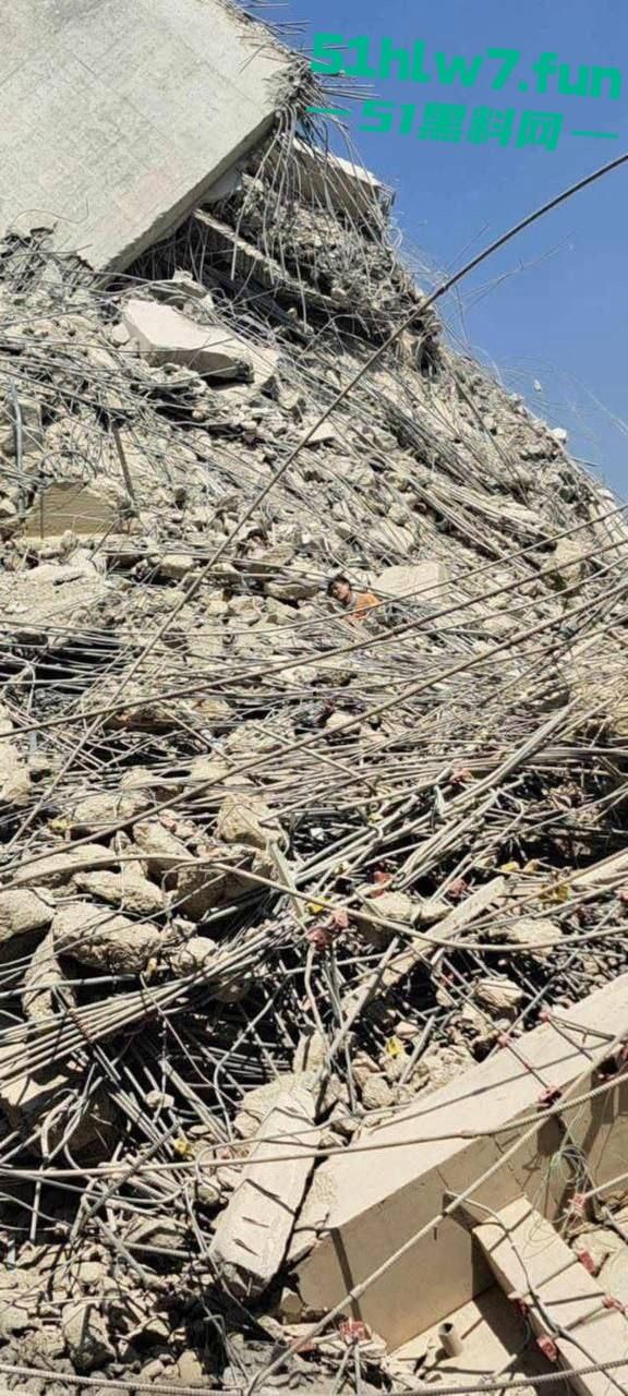 缅甸7.7级震后中国救援队紧急出手仍有众多受难者被压，高温湿臭蚁虫霍乱惨如地狱。-13