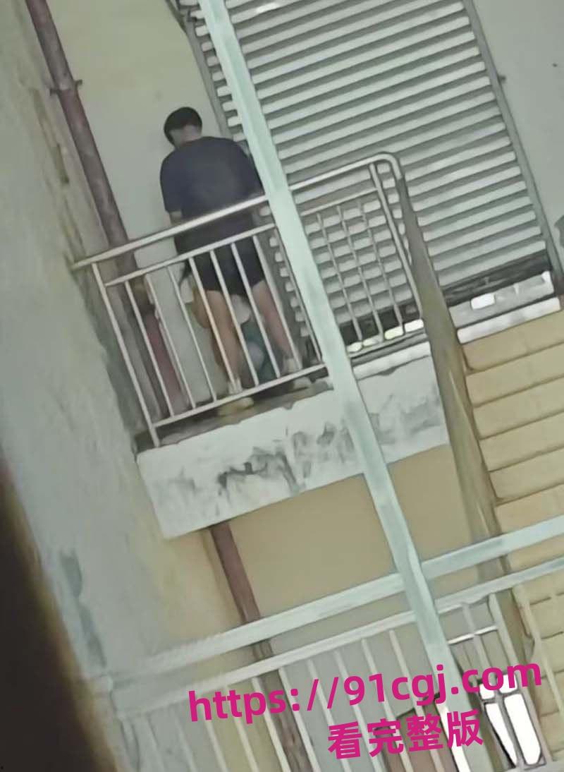 四川仁寿县第二高级职业中学学生在教学楼上演活春宫 光天化日后入女友胆子太大了！-1