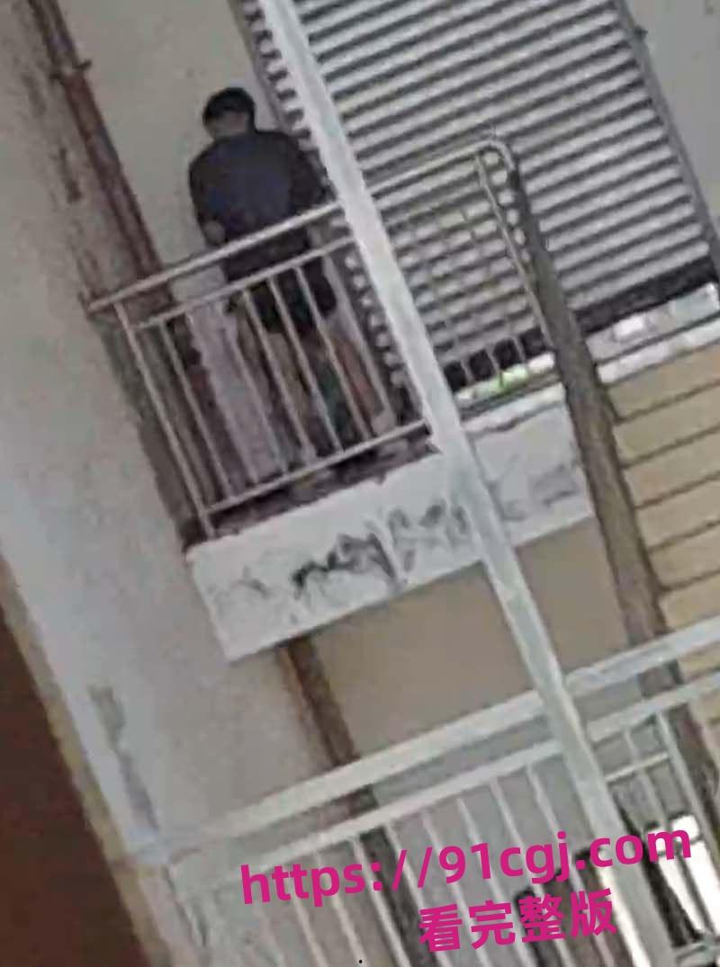 四川仁寿县第二高级职业中学学生在教学楼上演活春宫 光天化日后入女友胆子太大了！-3