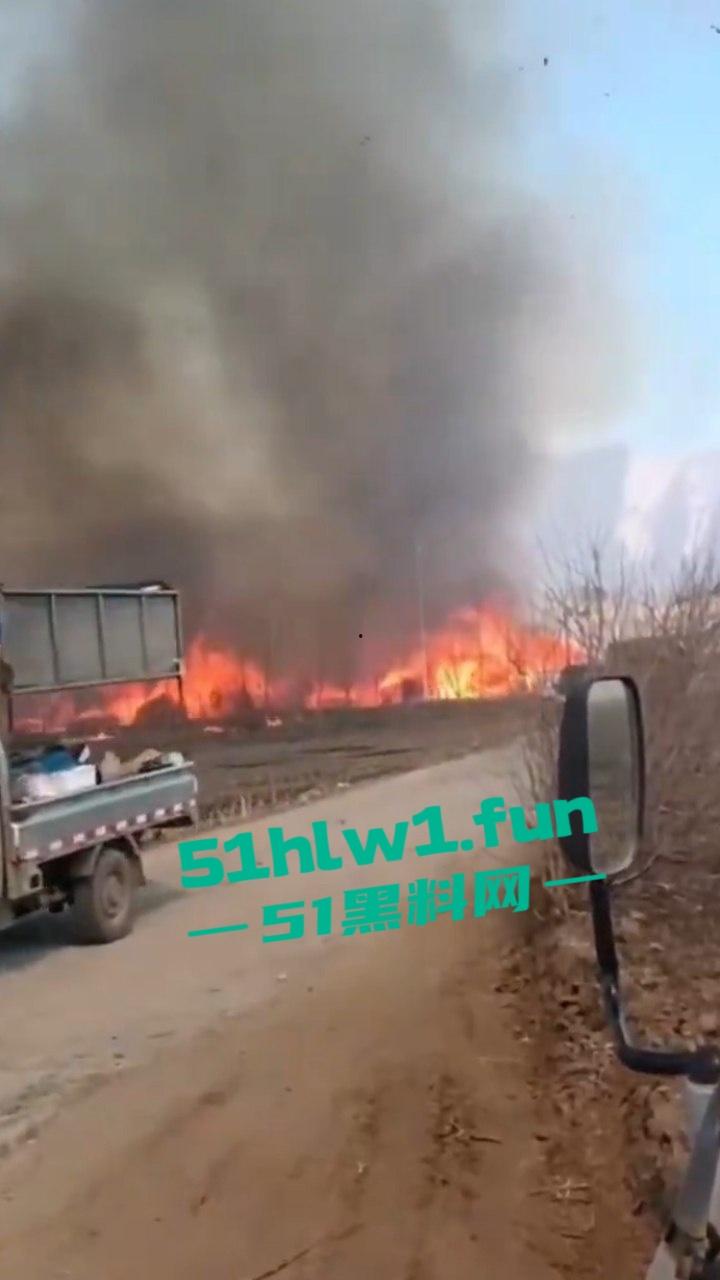 辽宁一停车场突发大火,竟是几个熊孩子放学后玩火烧车,导致几百辆车被烧毁这些家长可赔大了。-6