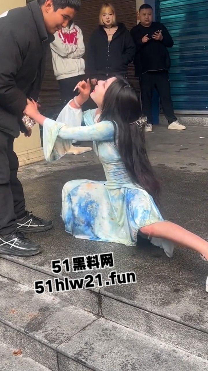 长沙解放西成网红擦边女云集地，蓝裙美女当街撩客E杯大奶随便摸，真实太开放了。-5