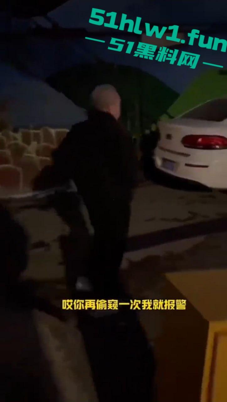 长春奇葩老头厕所偷窥放尿，天天跑错厕所骚扰娘们，跑路还想长四条腿真是老不正经！-6