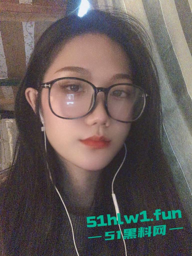 江苏信息职业技术学院反差骚母狗【刘柄池】靓丽颜值身材曼妙，私下却是骚母狗酒店被金主调教视频流出。-6