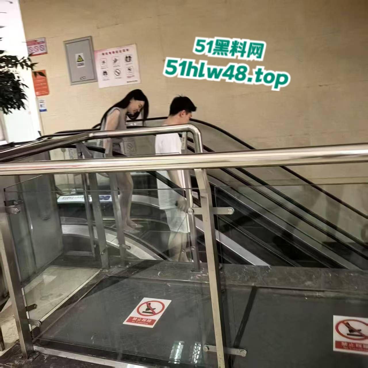 成都金牛区妇幼保健院的不雅事件,透明玻璃暴露两个淫荡男女在母婴室里操逼的行径,引发网友们热议!-8