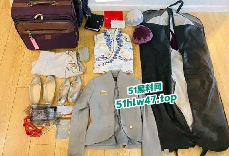 海航绝美空乘【雨晴】高颜值长腿女神,竟偷偷下海接客化身制服女王高跟踩屌,白虎骚穴被无套打桩爆操。-1