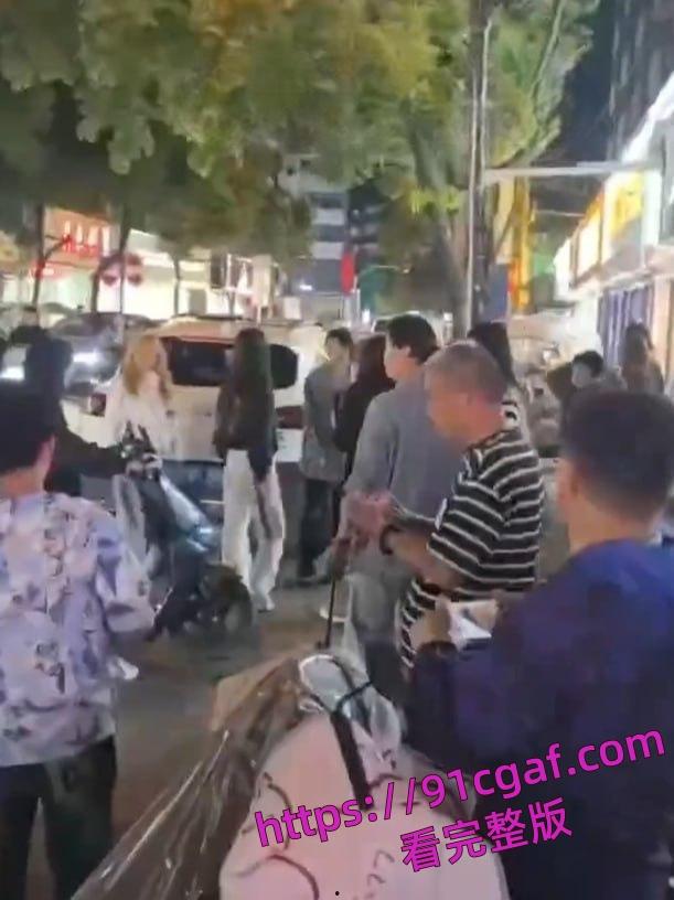 安徽怀远精神小妹又失控了，街头机车互追，最后直接火拼-4