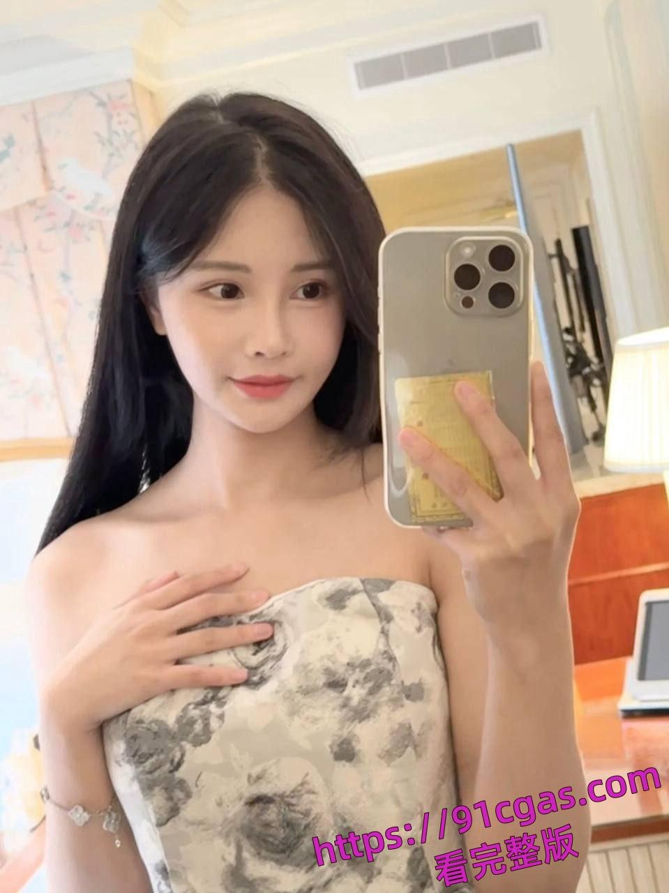 美国LA95后UCR女网红竟是ww上岸！靠着男友的钱在US读书却送逼大哥-1