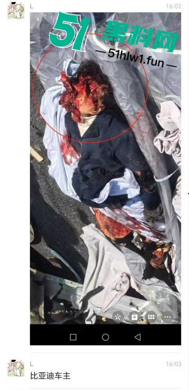 突发惨剧！广东河源一辆比亚迪SUV撞向大货车瞬间解体大货车撞翻，车主女司机高跟鞋头都粉碎了。-1