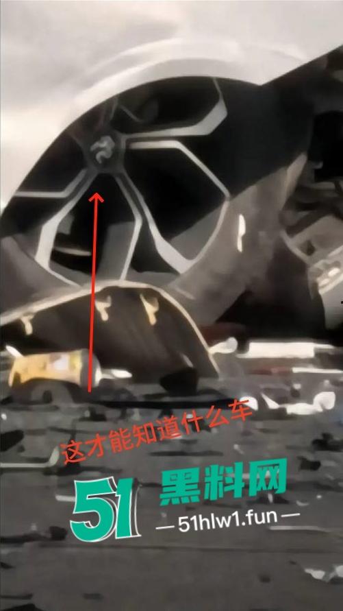 突发惨剧！广东河源一辆比亚迪SUV撞向大货车瞬间解体大货车撞翻，车主女司机高跟鞋头都粉碎了。-11