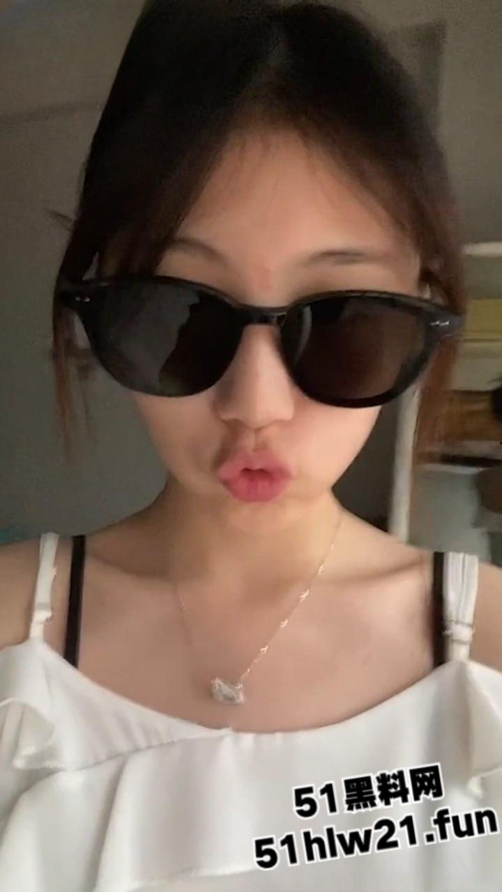 茂名一中颜值女神【梁韵瑶】清纯精致的脸蛋，加上完美的诱人酮体，绝对是不少人的白月光做爱私拍视频流出。-4