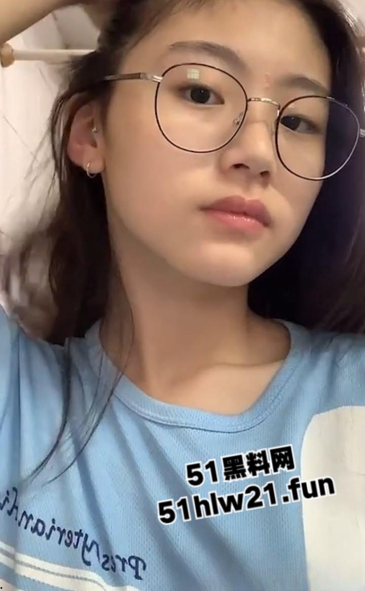 茂名一中颜值女神【梁韵瑶】清纯精致的脸蛋，加上完美的诱人酮体，绝对是不少人的白月光做爱私拍视频流出。-8