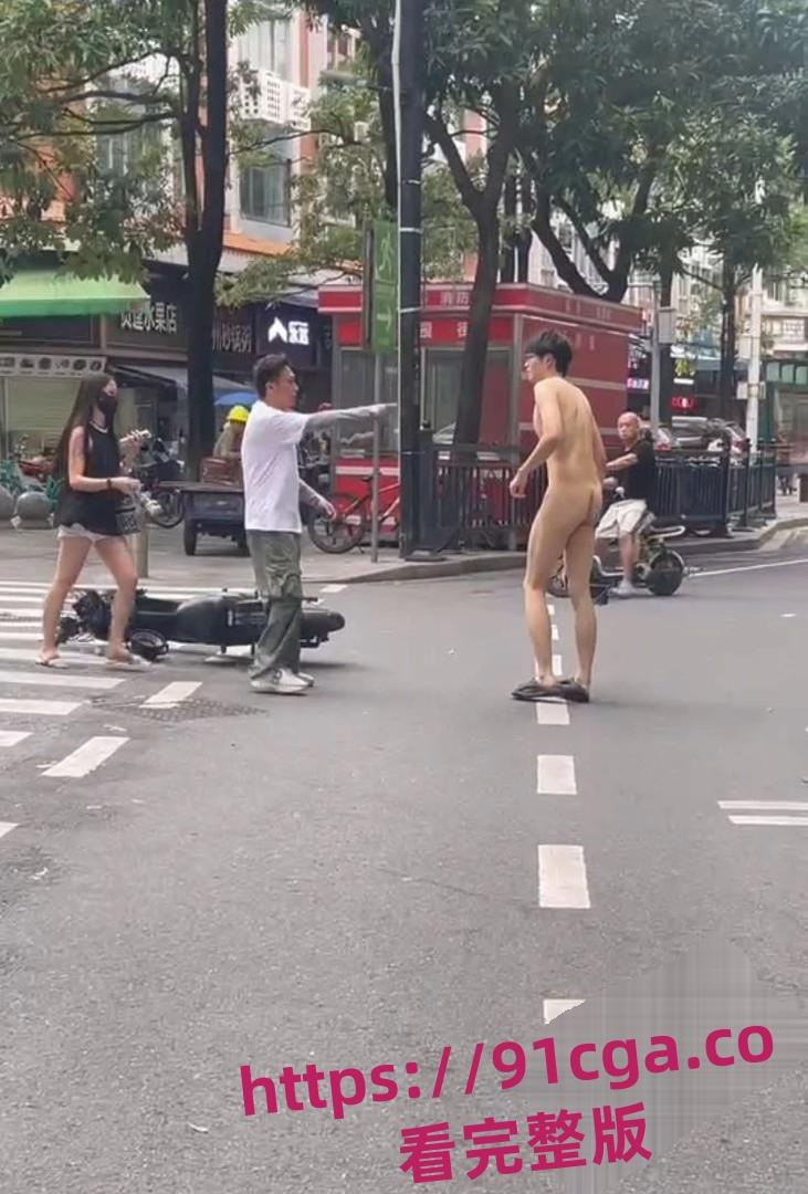 广州帅气裸男街头全裸猥亵美女！最终被警察制服！-2