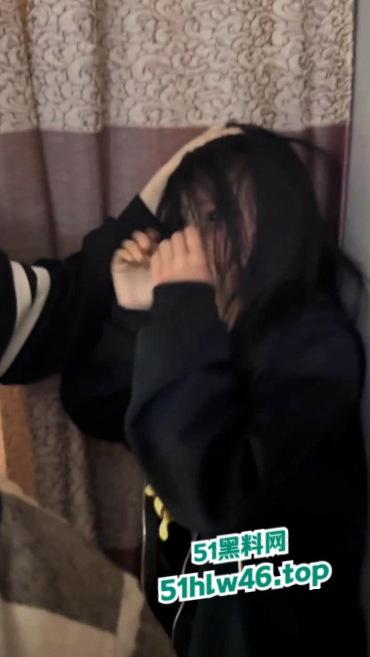 天津精神小妹围殴女孩，社会的底层女人将其骗到出租屋群殴爆揍，完全没有基本的法律意识。-3