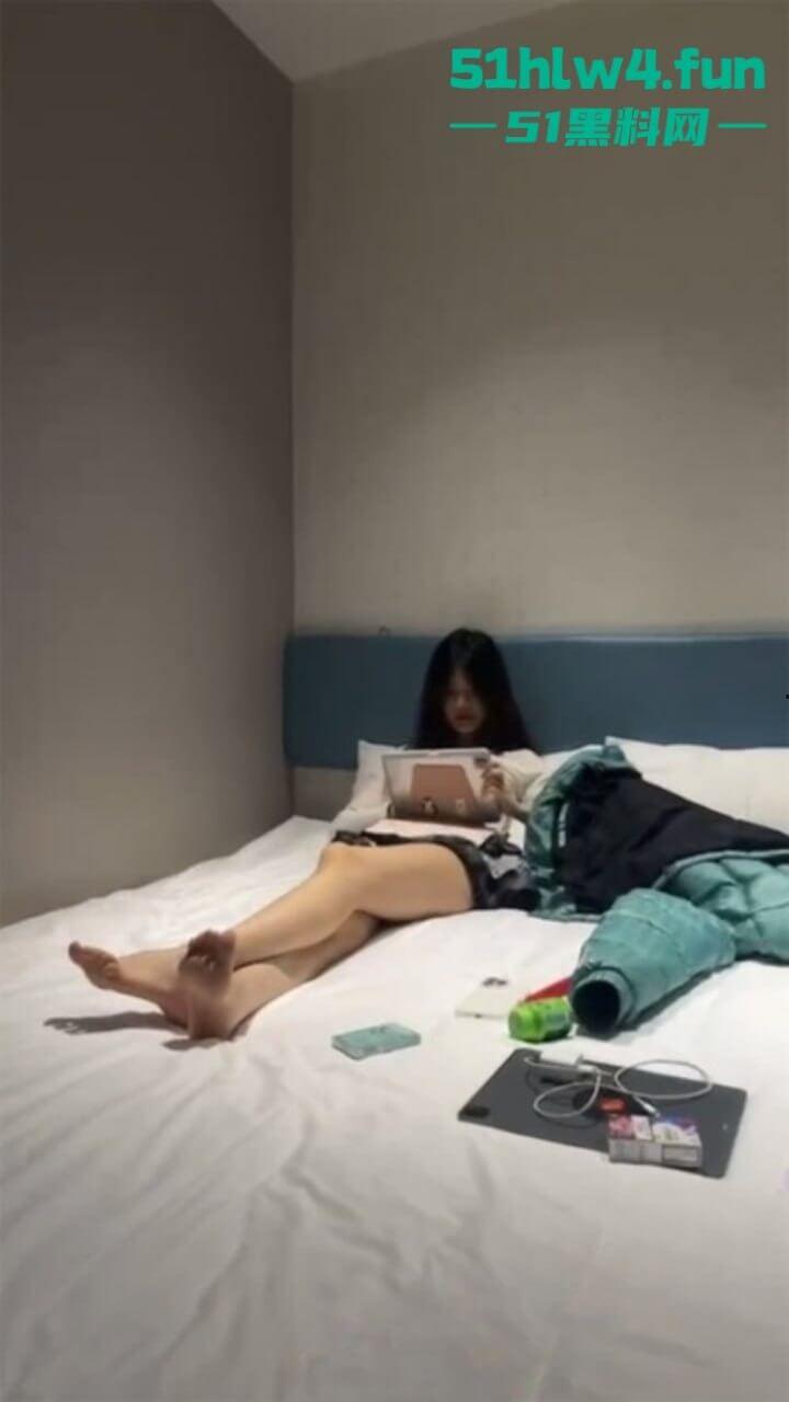 南京钟山技术学院【杨和馨】极品身材反差学生妹，到处约炮给男友带绿帽子聊天记录视频曝光。-1