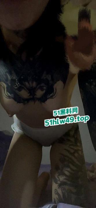 抖音符文战士【lee李李】纹身店老板娘，性感身材骚浪表现搭配纹身，令人血脉喷张性爱视频流出。-9