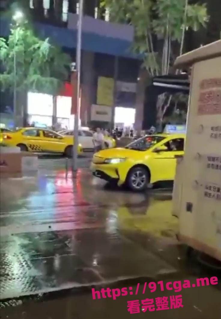 重庆疯狂出租车开车撞人，幸亏小伙身手敏捷无人受伤！-2