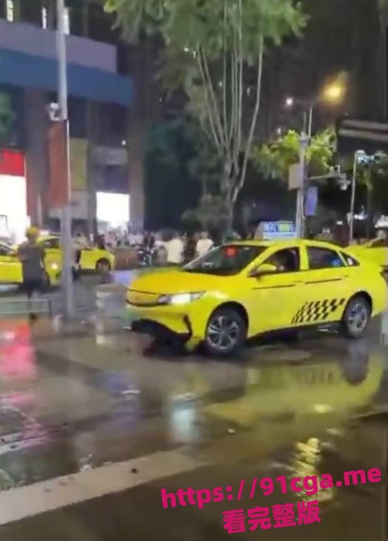 重庆疯狂出租车开车撞人，幸亏小伙身手敏捷无人受伤！-3