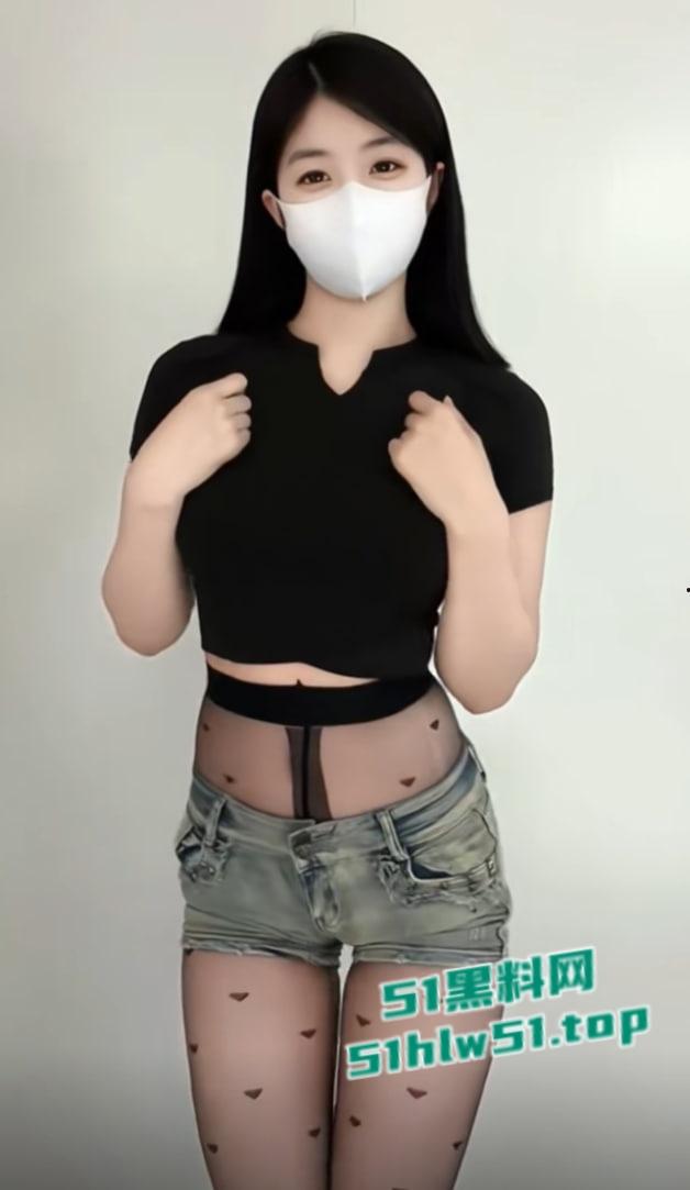 抖音30万粉网红【菜牙】伺候大哥，黑丝吊带抠逼自嗨喷水，给大哥定制福利视频，流出全网疯传！-2