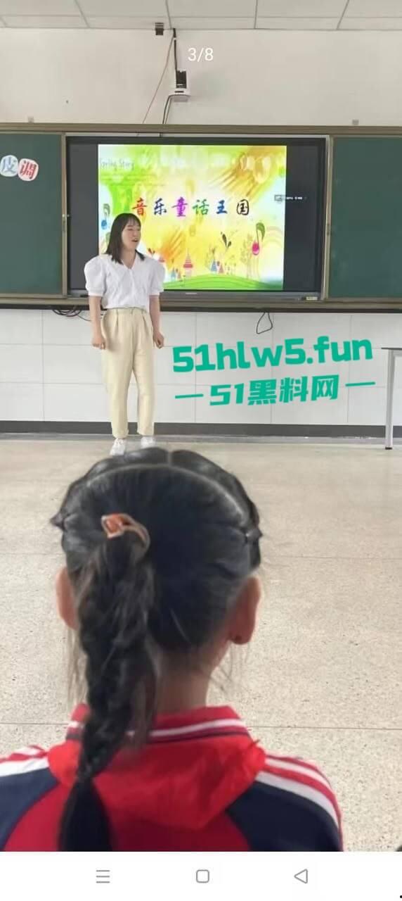 苍南县捉奸现场，男子出轨骚逼幼师，其老婆跟踪到现场叫来小三老公一起捉奸，现场炸裂惨不忍睹。-9