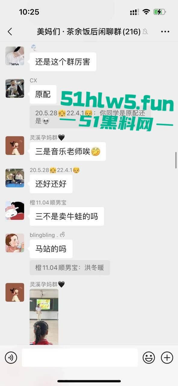 苍南县捉奸现场，男子出轨骚逼幼师，其老婆跟踪到现场叫来小三老公一起捉奸，现场炸裂惨不忍睹。-13