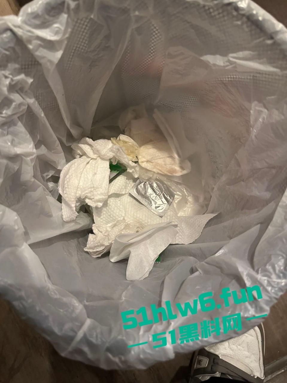 杭州小骚鸡以爱情名义欺骗老实人，脚踩多船两头吃还改不了卖逼瘾，骚货惨遭老实人曝光。-9