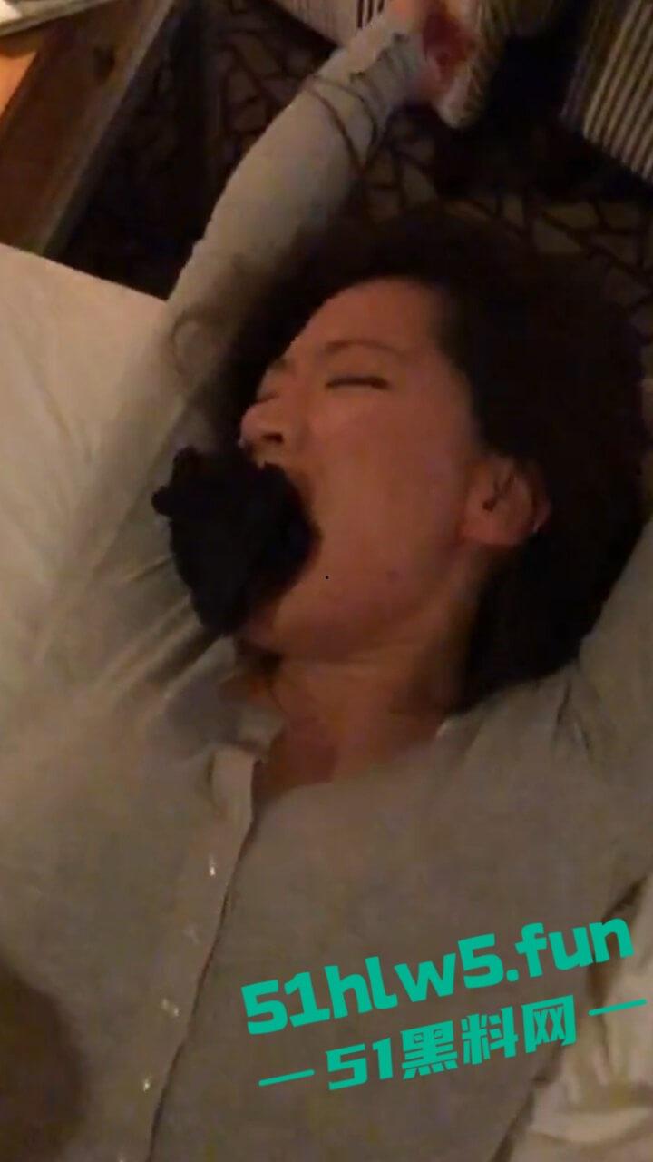 大长腿性感女神【苏笑笑】极品身材性感辣妹，夜晚遇见鸡巴秒变母狗，嘴巴塞上内裤各种爆操视频遭流出。-4