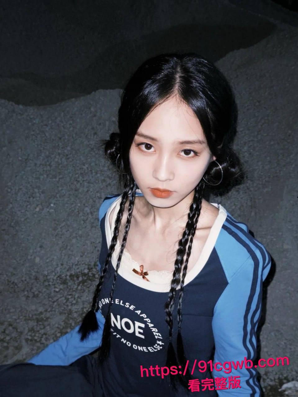 昨晚和心心念念的女神一起聚餐，趁着大家喝醉给她酒里下了点面面药，直接送她回家无套爆操！-7