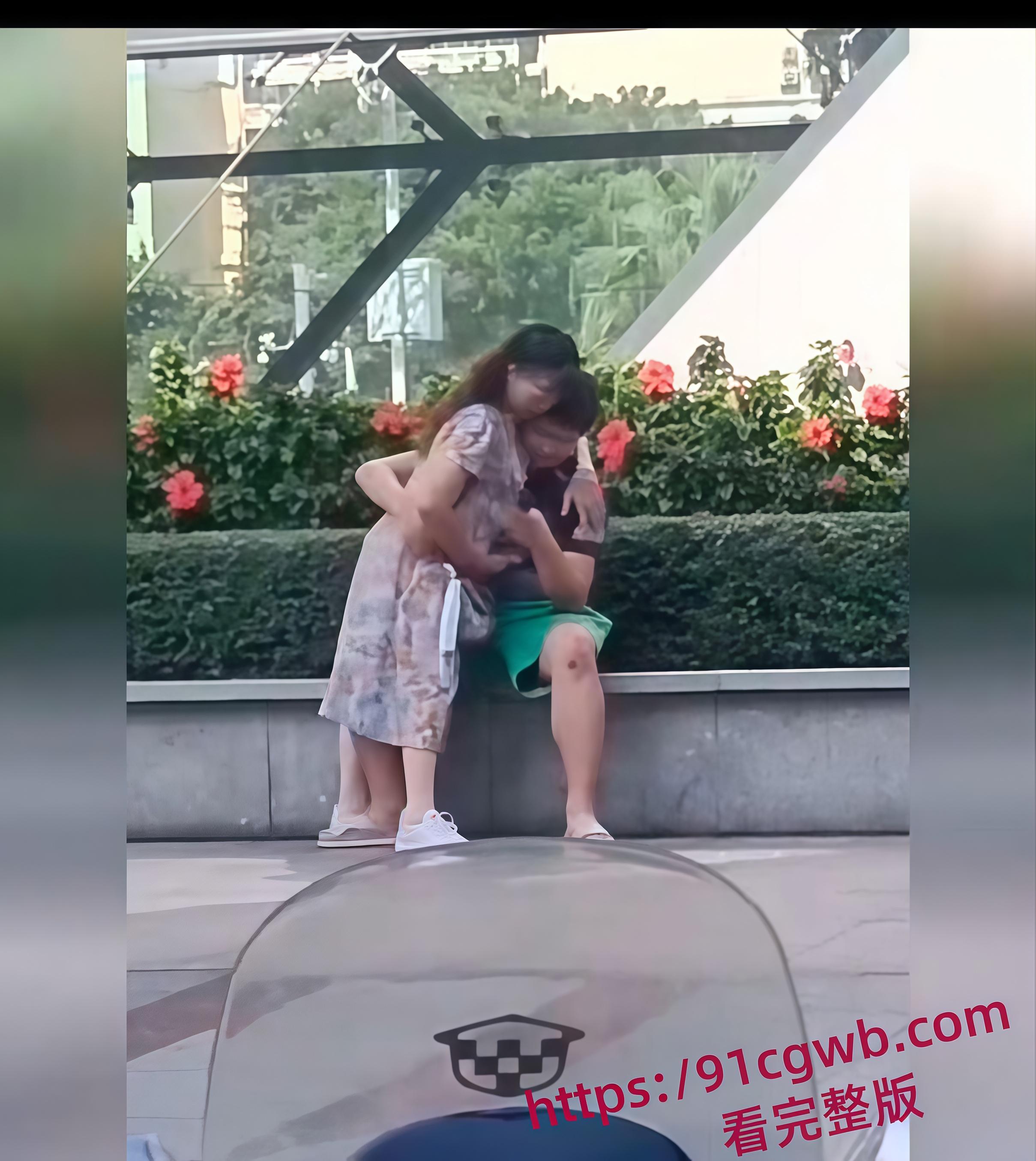 不想努力的小伙与阿姨 阿姨x欲爆棚忍不住当众自摸 俩人直接在公园长椅上手活互撸-6