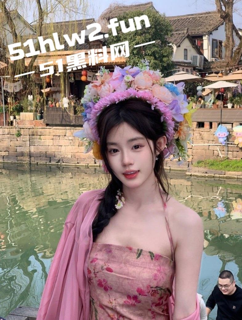 376W粉丝网红【陈佳琪】绝美颜值极品尤物，肌肤白嫩身材一流奶大臀翘腿长逆天直播间抱猫结果惨遭露点。-7