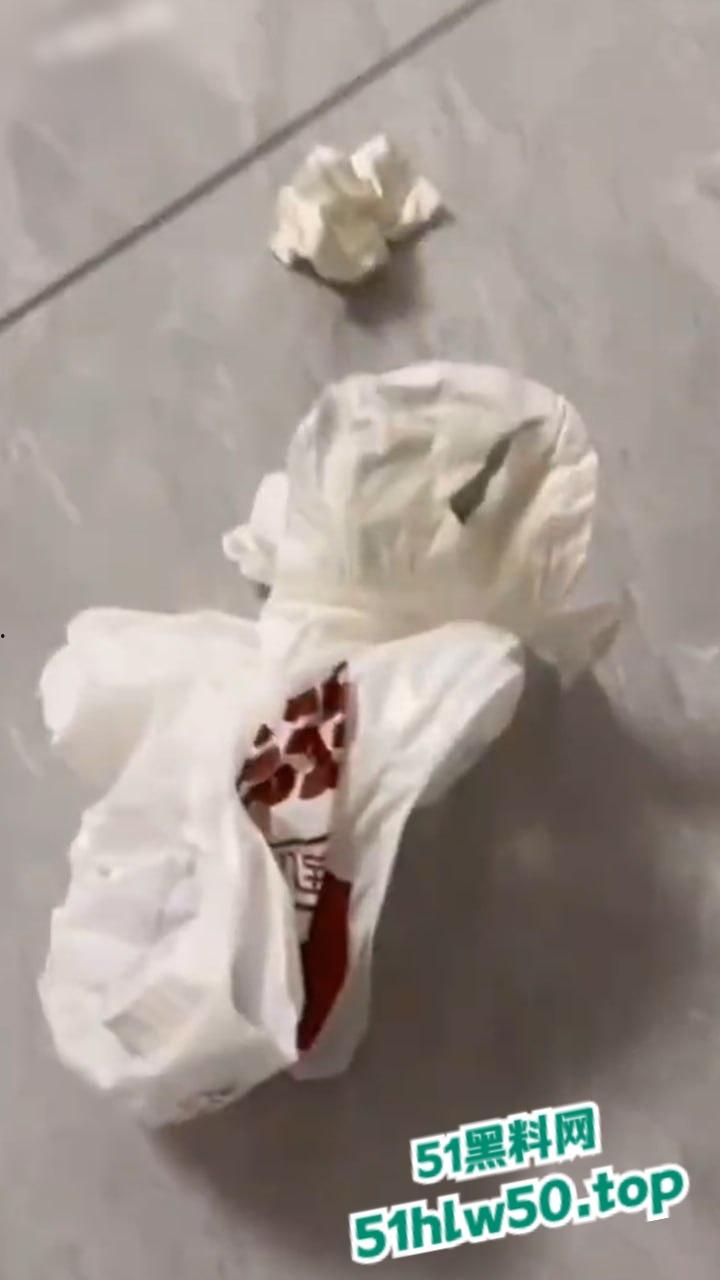 河北邯郸大杨庄，男子出轨带小三回家，捉奸时小三还穿着原配的衣服，玩的真野啊！-1