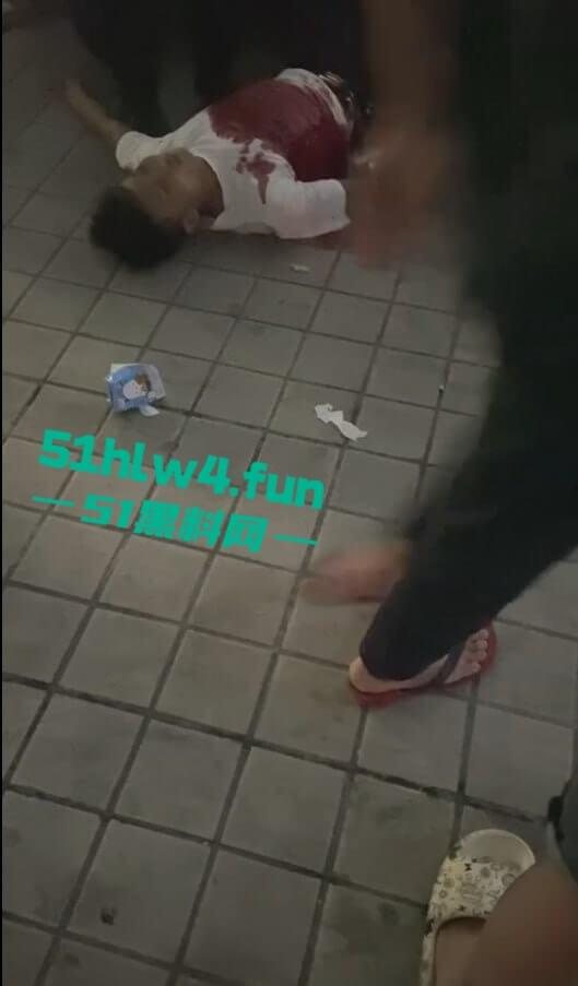 海南纹身精神小伙【侯小黑】只因多看别人女友一眼，就被人当场捅死下辈子记得眼睛别乱看了。-7