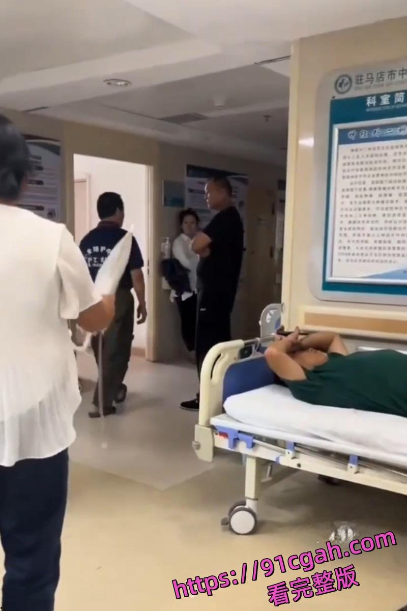河南驻马店中医院 男子疑似出轨带小三打胎 不料遭原配抓奸 多视角现场视频流出-3
