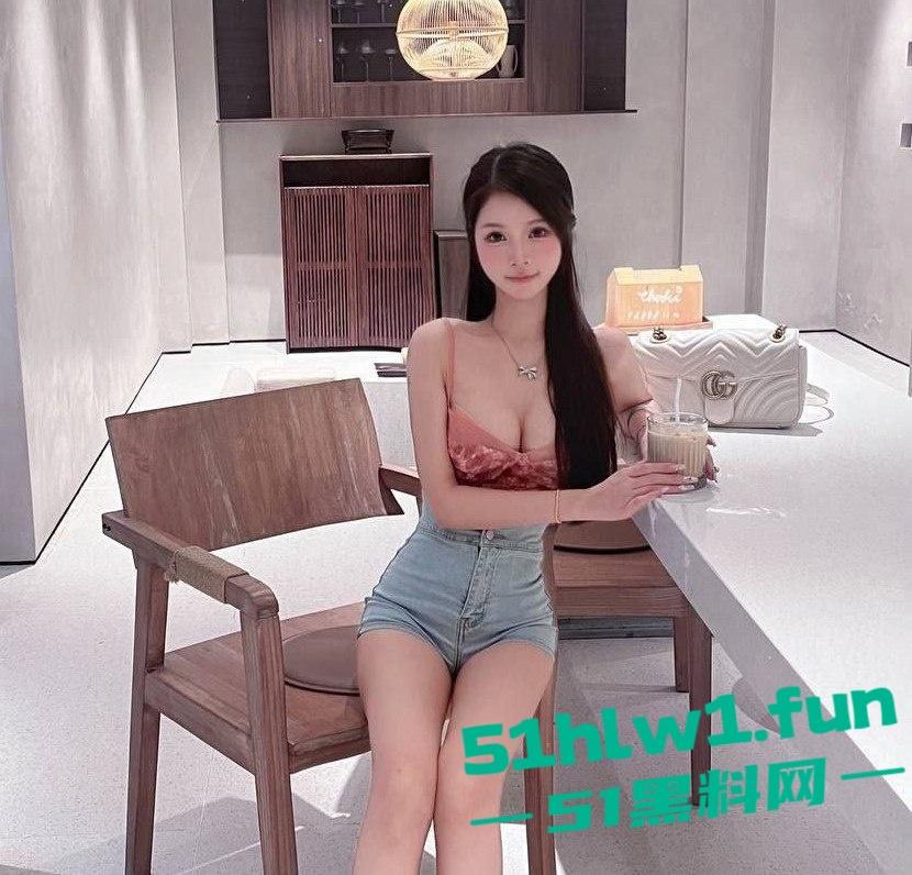 绝美身材校花女神，童颜巨乳御姐身材，肌肤白嫩腿长逆天，被富二代男友包养，酒店浴缸吃鸡激情爆操。-3