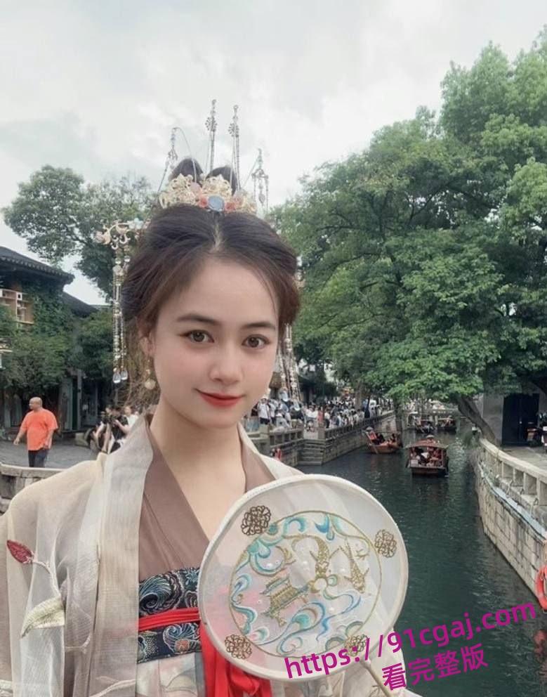 重庆财大高颜值新疆学妹夏兹热丽，与生活中的高冷样子形成了完美反差-8