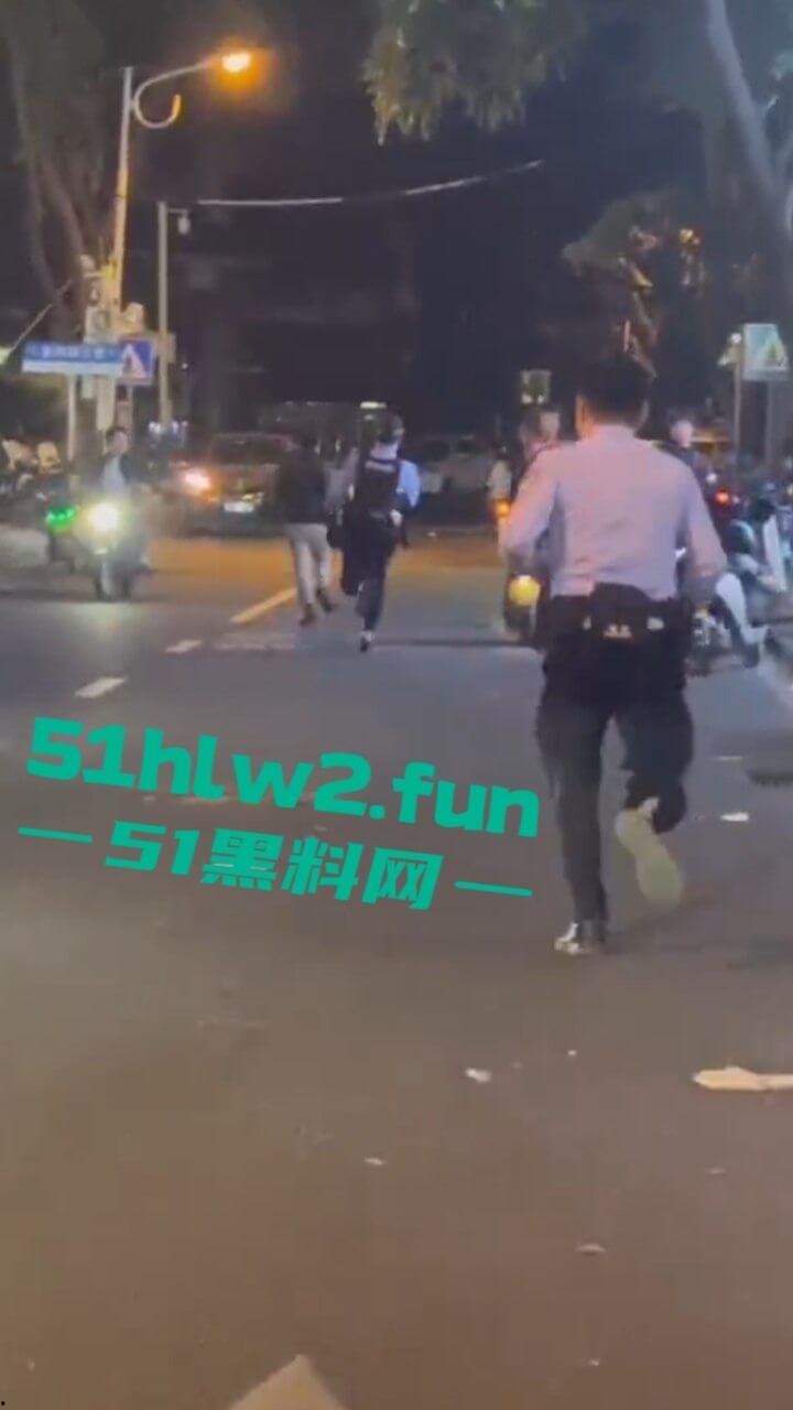 海南三亚金鸡岭,富天乐酒店门口民警和歹徒搏斗全过程,男子强奸未遂被巡逻民警发现并逮捕。-4