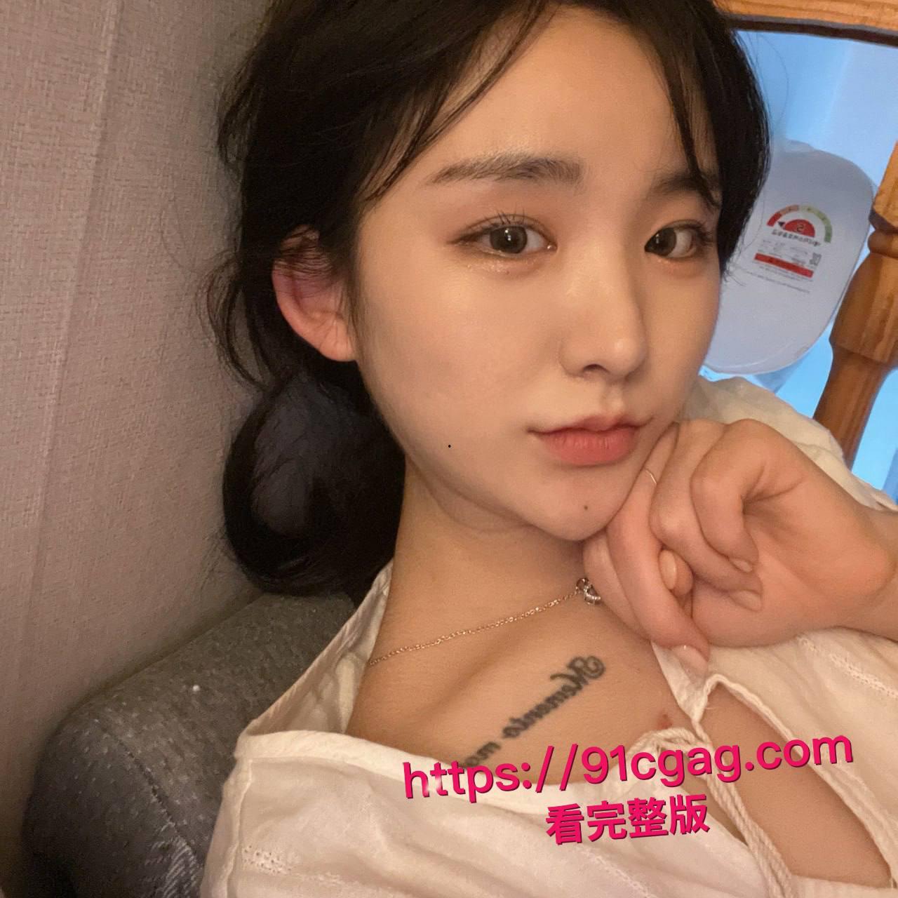 韩国小骚货安在英街头掀裙露逼撩人，酒店被欧巴大鸡巴无套后入干到喷水，口爆颜射后舔净精液的浪荡一夜-2