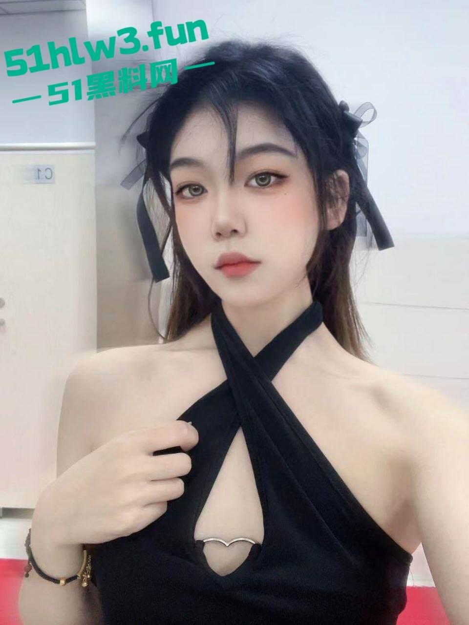 超反差嫩妹母狗，颜值甜美的学生妹身材高挑性感诱人，私下性瘾超强到处约炮渴望被大鸡巴爆操。-5