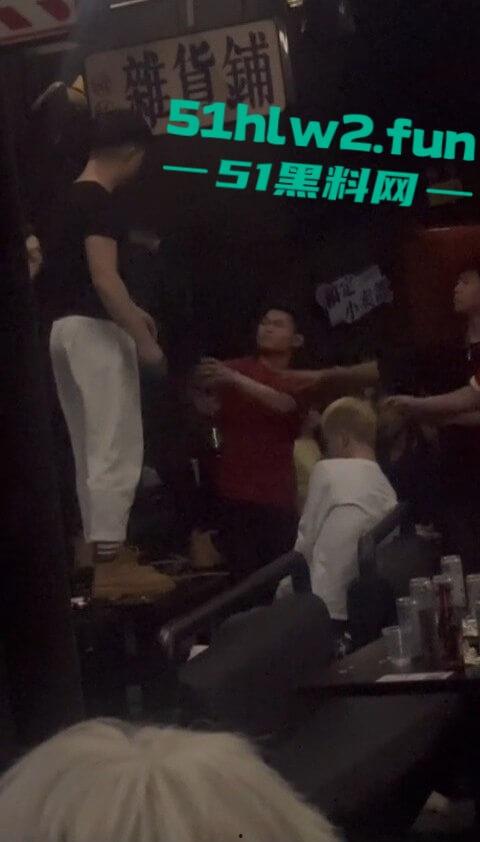 河北石家庄YOLO酒吧惊天大瓜，50人群殴打到特警出动，厕所里男女当场打炮，旁边光屁股男在狂吐，细思极恐！-2