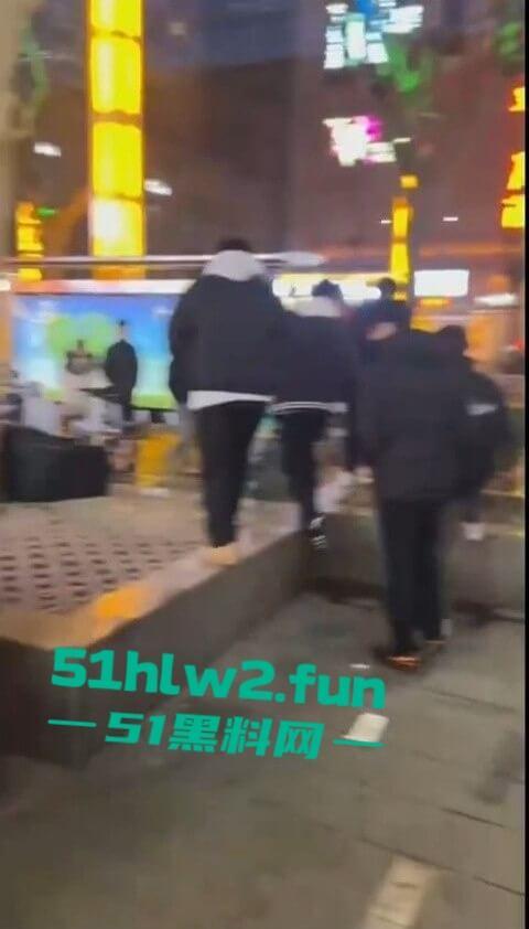 河北石家庄YOLO酒吧惊天大瓜，50人群殴打到特警出动，厕所里男女当场打炮，旁边光屁股男在狂吐，细思极恐！-5