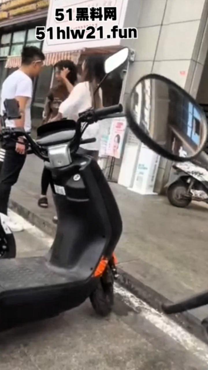 广西精神小妹砍人，俩小美女街头吵架短发妹直接掏出折叠刀，气急之下狂砍对方脸部，估计俩人都不敢装逼了吧！-8