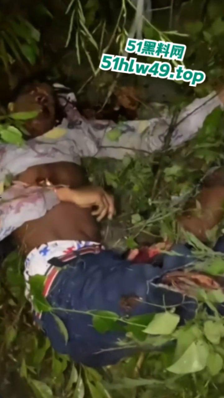 血腥恐怖，非洲南部车祸乡间公路步行，司机未看清路况当场将撞飞路人，手脚全断死相极其残忍。-4