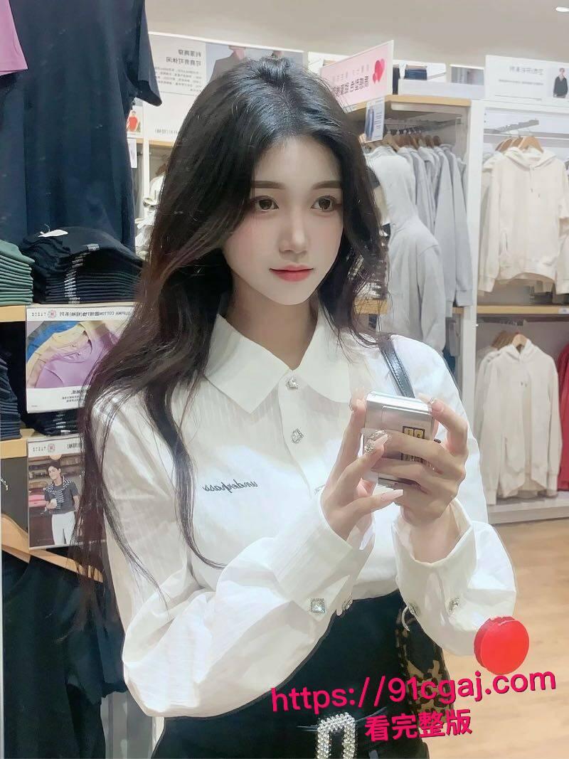 超极品美少女遭渣男泄密视频爆火！嫩白顶级身材主动掰逼求插，渣男大屌狂干成喷水母狗，羡慕死人了！-1