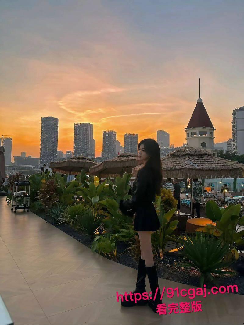 超极品美少女遭渣男泄密视频爆火！嫩白顶级身材主动掰逼求插，渣男大屌狂干成喷水母狗，羡慕死人了！-3