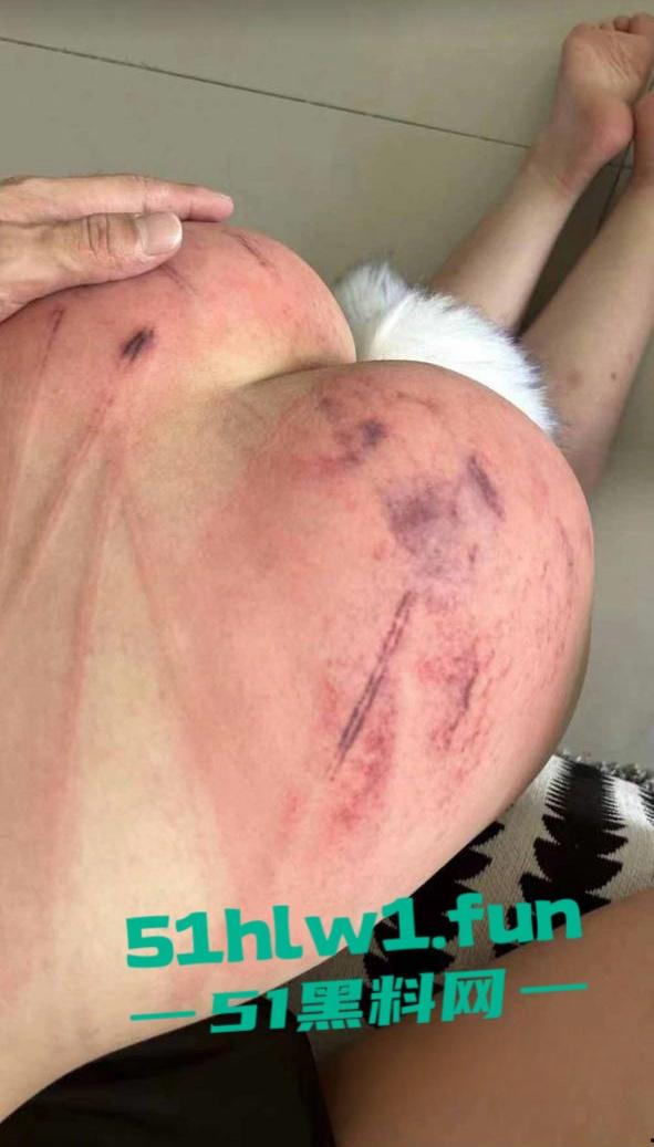 山东滨州博兴三中学生妹【于翰然】SM现场视频为了追求极致体验屁股都被大叔给打烂流血了-1