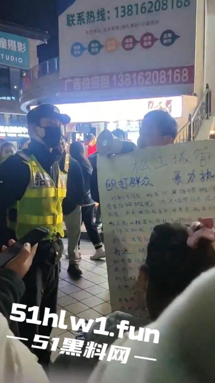 上海松江区，一商贩举牌控诉，当地城管暴力执法，不出具任何手续，扣押上千斤水果，导致腐烂变质血本无归。-4