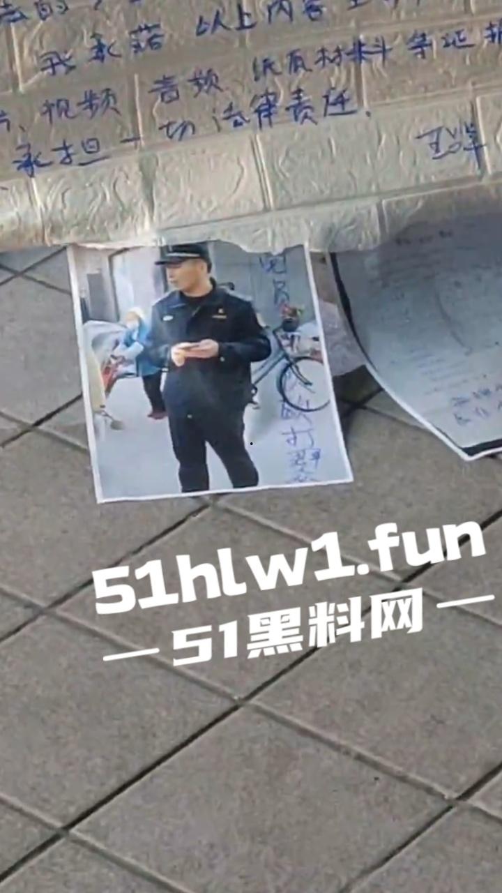 上海松江区，一商贩举牌控诉，当地城管暴力执法，不出具任何手续，扣押上千斤水果，导致腐烂变质血本无归。-5