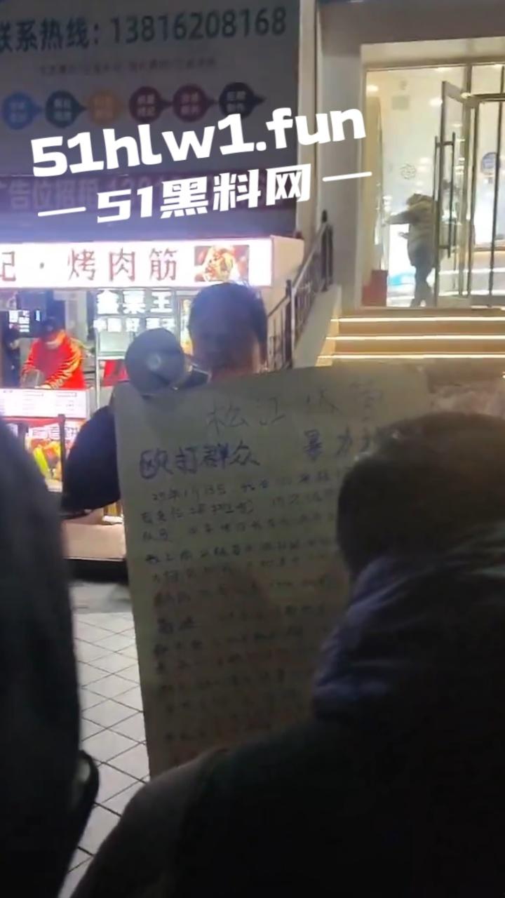 上海松江区，一商贩举牌控诉，当地城管暴力执法，不出具任何手续，扣押上千斤水果，导致腐烂变质血本无归。-8