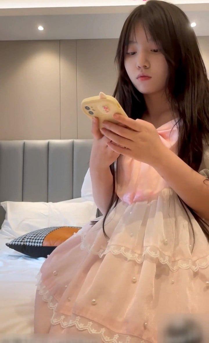 粉红君3000约的小熊书包妹子,她那熟练的数钱放进背包,真的让人心碎啊!-1