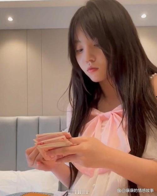 粉红君3000约的小熊书包妹子,她那熟练的数钱放进背包,真的让人心碎啊!-2